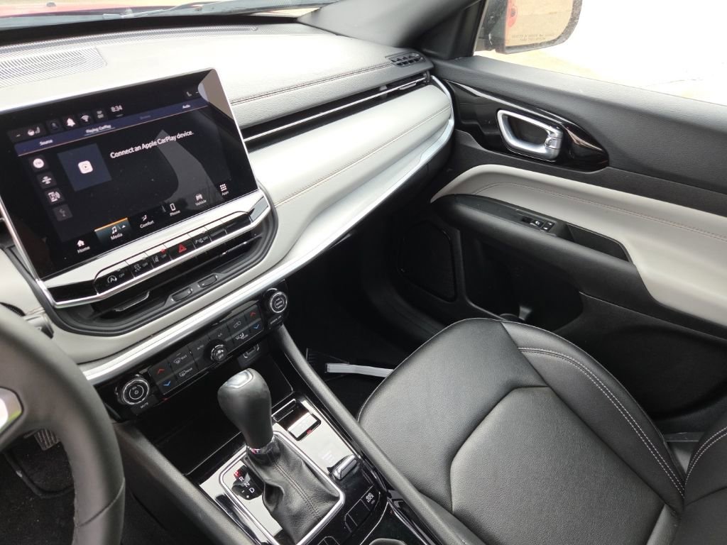 Used 2025 Jeep Compass Limited image 3