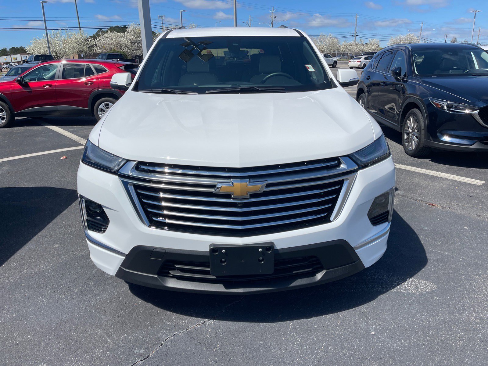 Used 2023 Chevrolet Traverse Premier FWD image 2