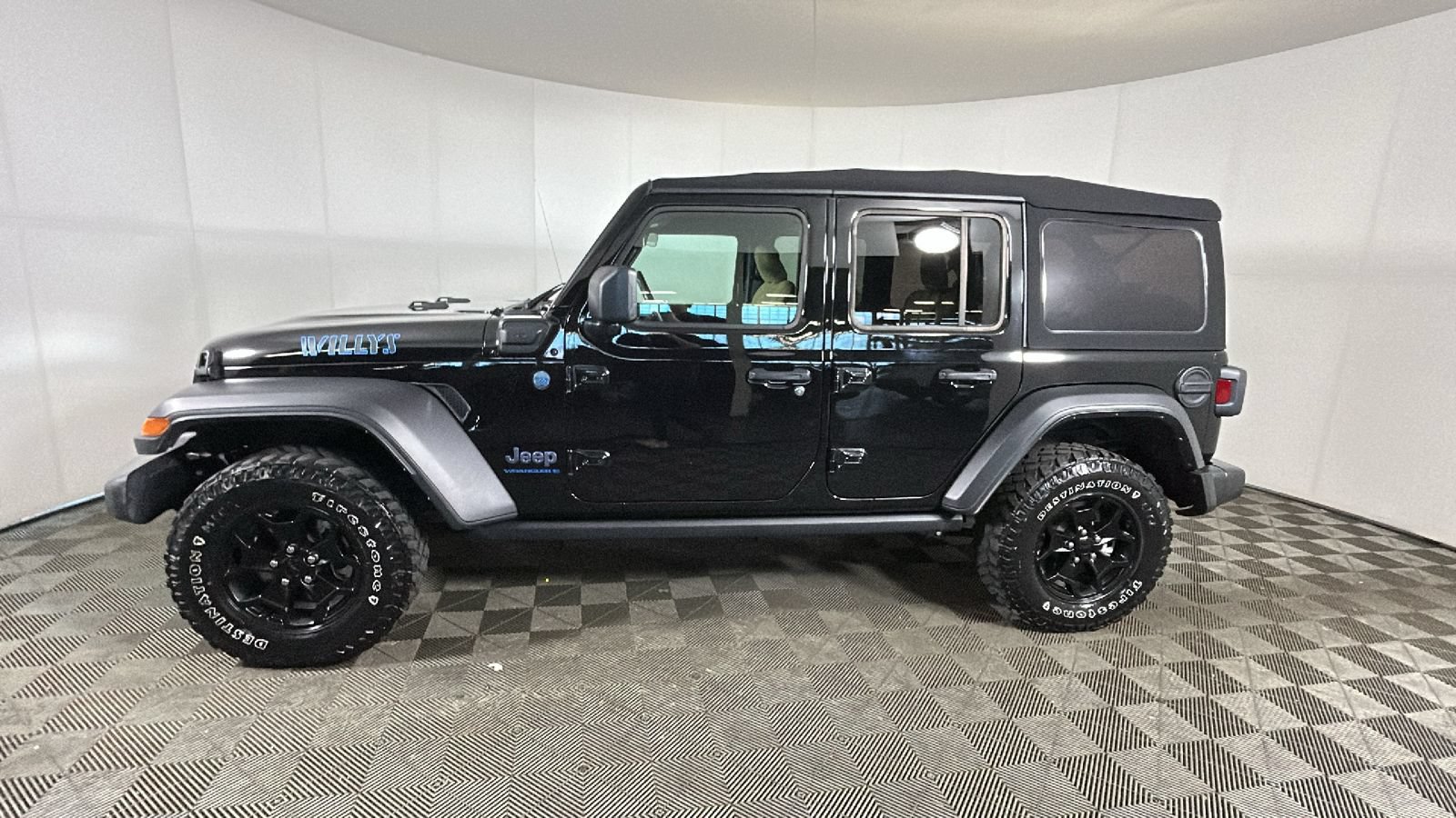 Used 2023 Jeep Wrangler Unlimited w/ Cold Weather Group AWD/4WD image 7