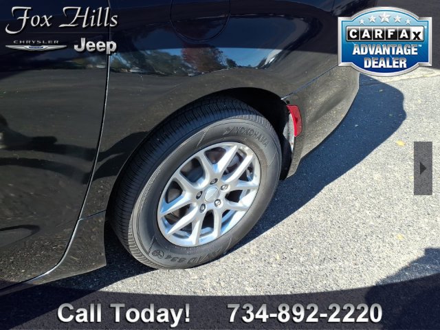 Used 2027 Chrysler Pacifica Select FWD image 5