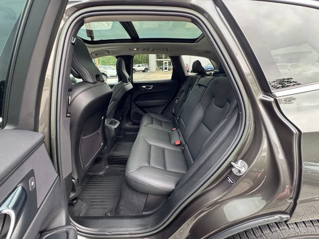 Used 2022 Volvo XC60 B5 Momentum w/ Climate Package AWD/4WD image 9