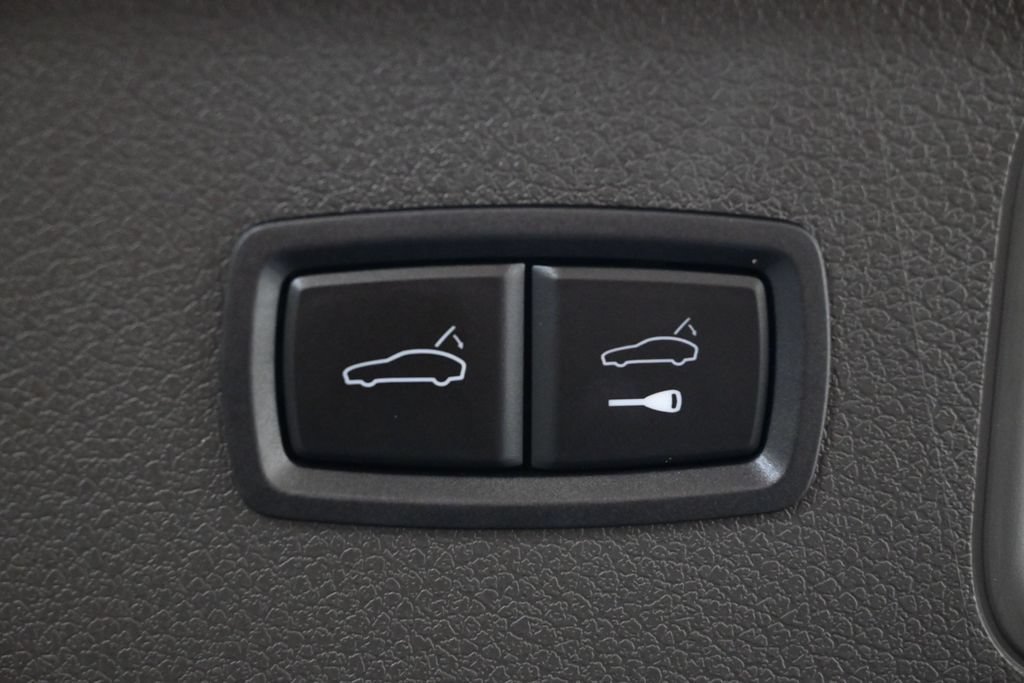 Certified 2023 Porsche Macan AWD/4WD image 28