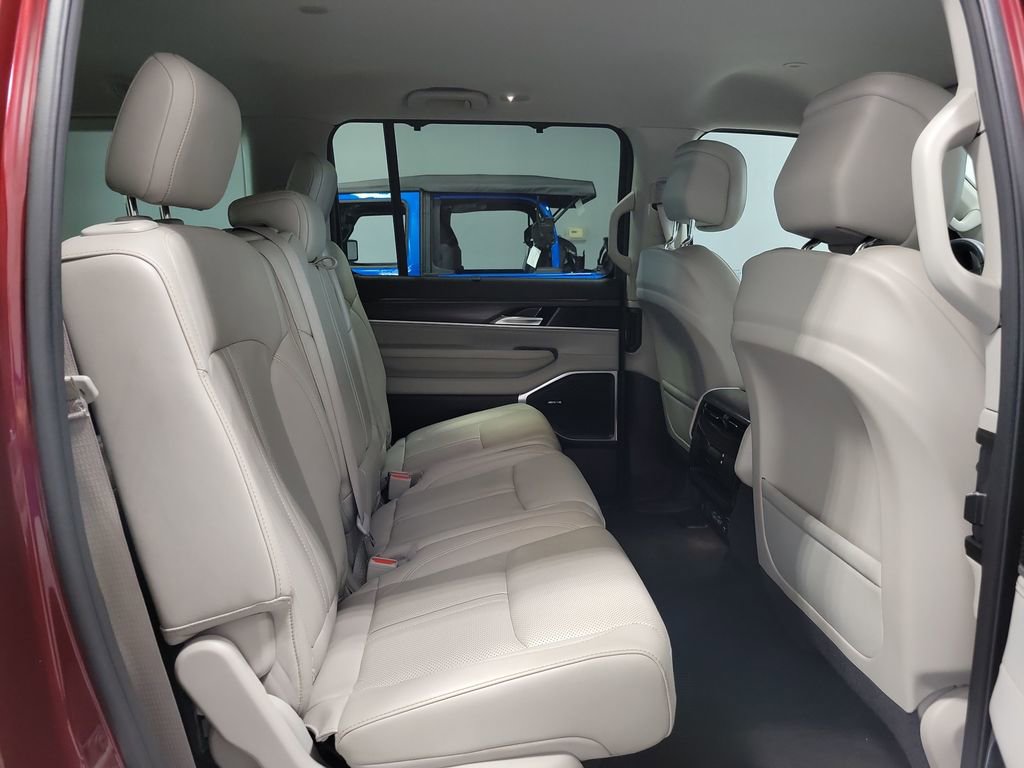 Used 2023 Jeep Wagoneer L Series II w/ Convenience Group I AWD/4WD image 19