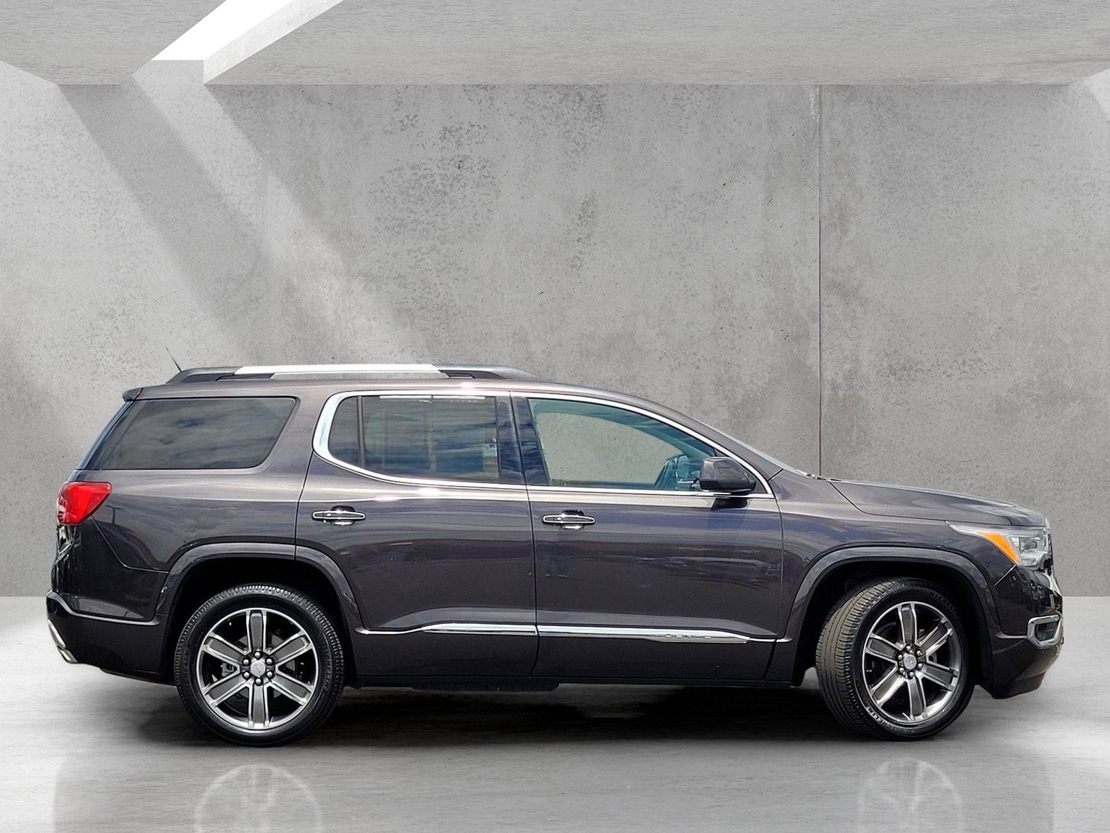 Used 2018 GMC Acadia Denali w/ Technology Package FWD image 3