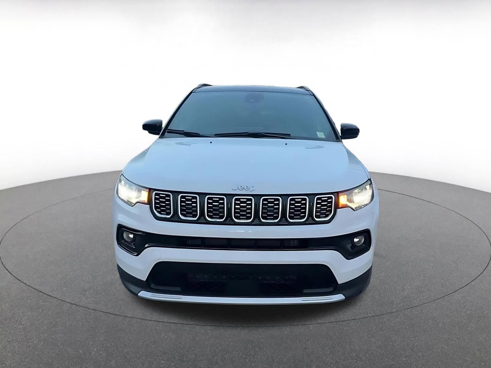 Used 2025 Jeep Compass Limited image 4