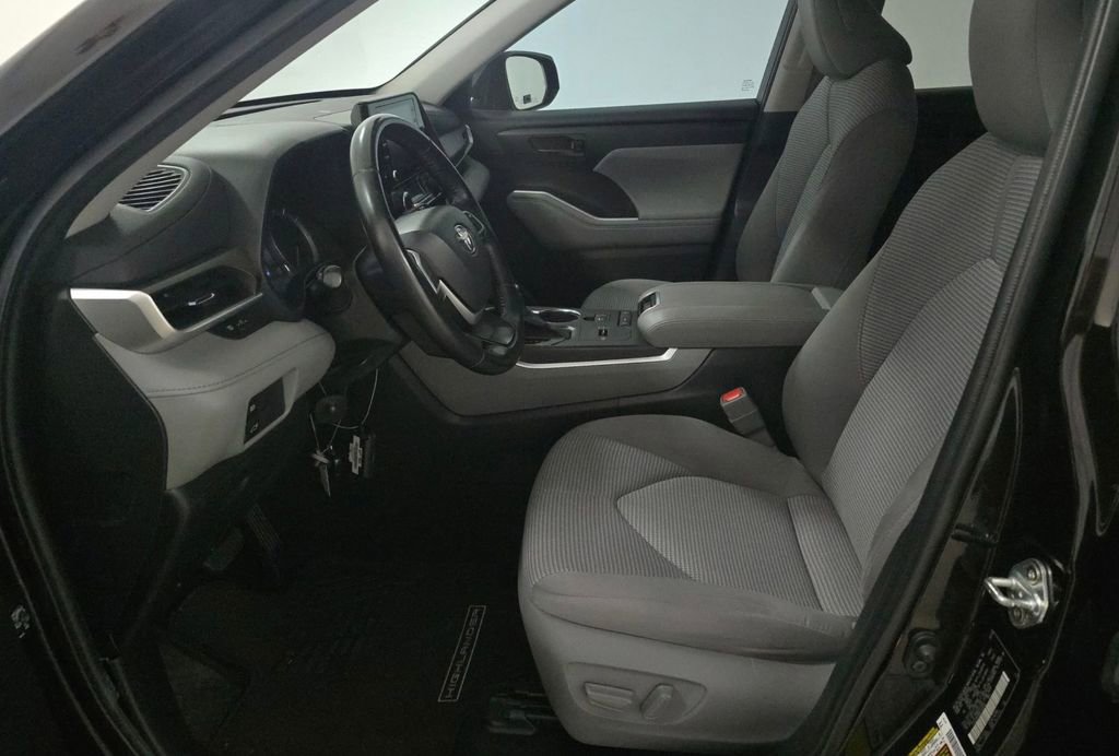 Used 2022 Toyota Highlander LE FWD image 8