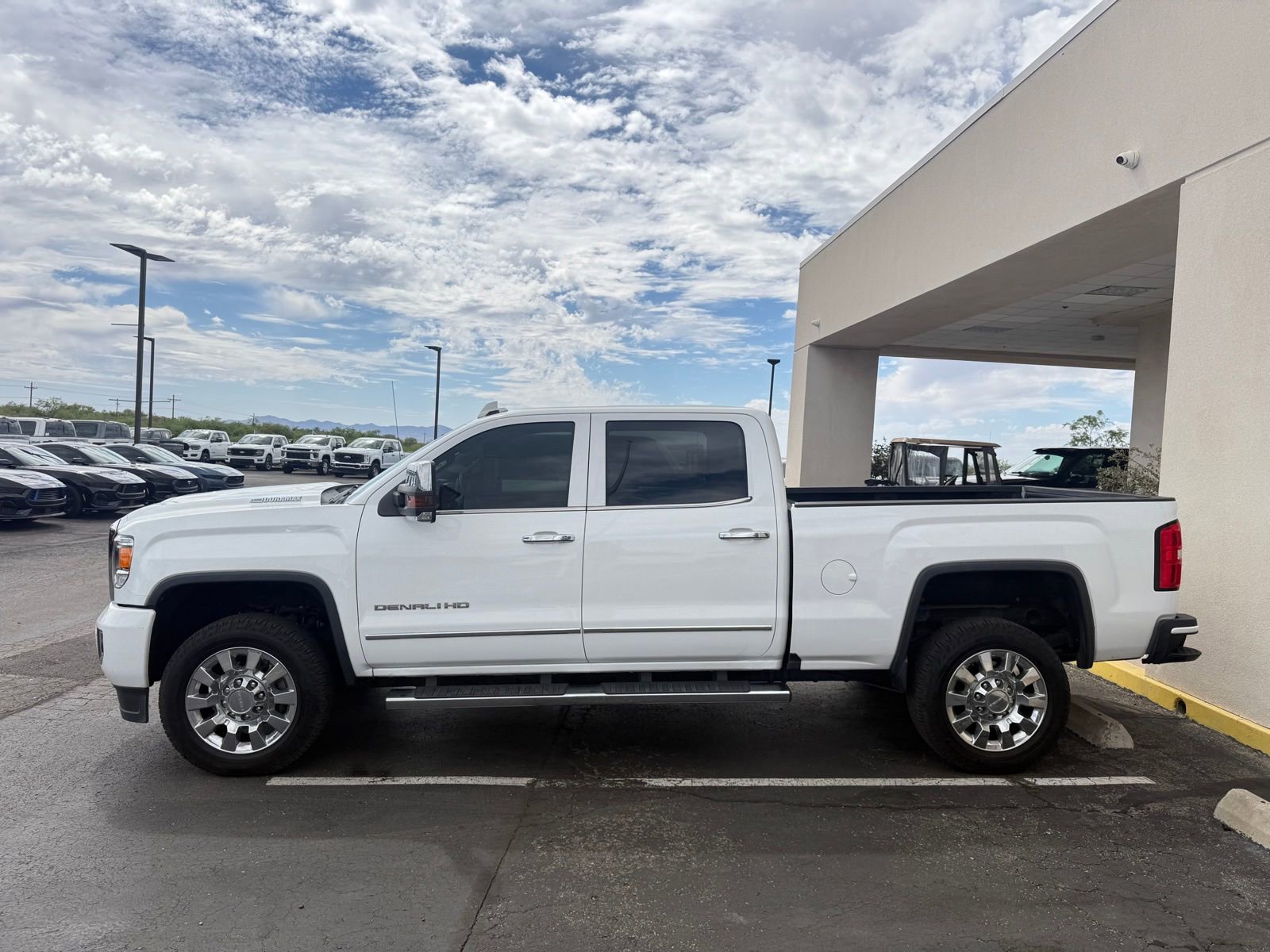 Used 2019 GMC Sierra 2500 Denali w/ Duramax Plus Package AWD/4WD image 2