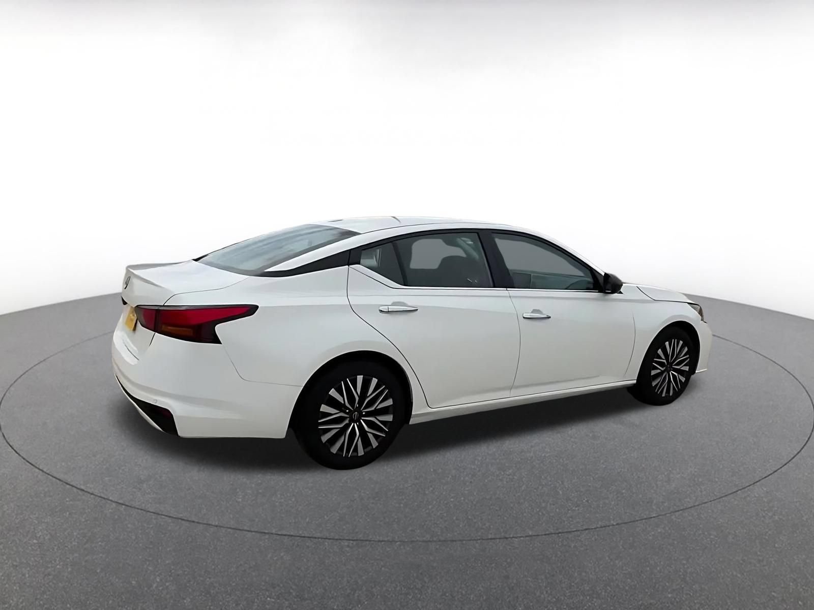Used 2025 Nissan Altima 2.5 SV FWD image 12