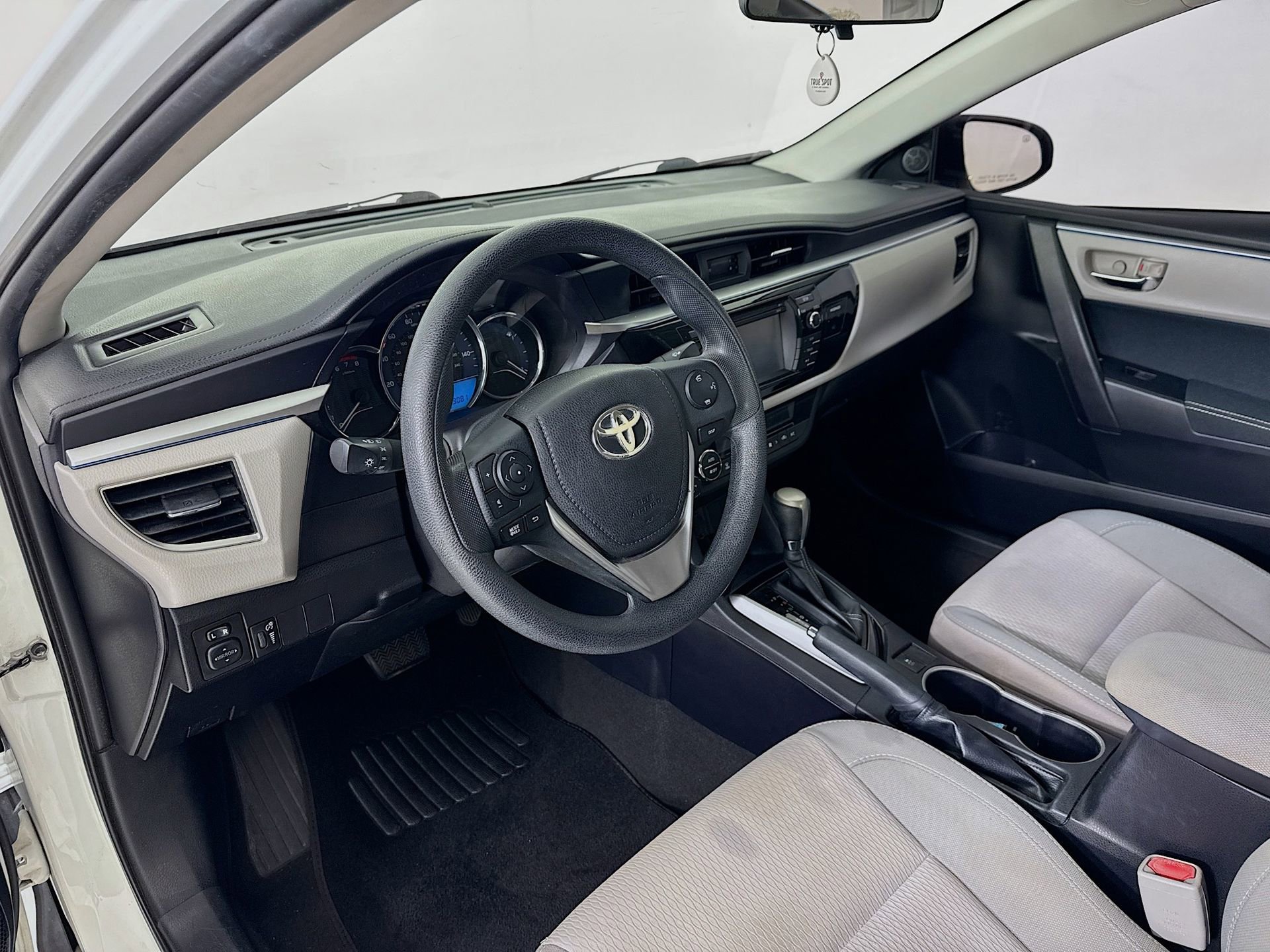 Used 2015 Toyota Corolla LE FWD image 10