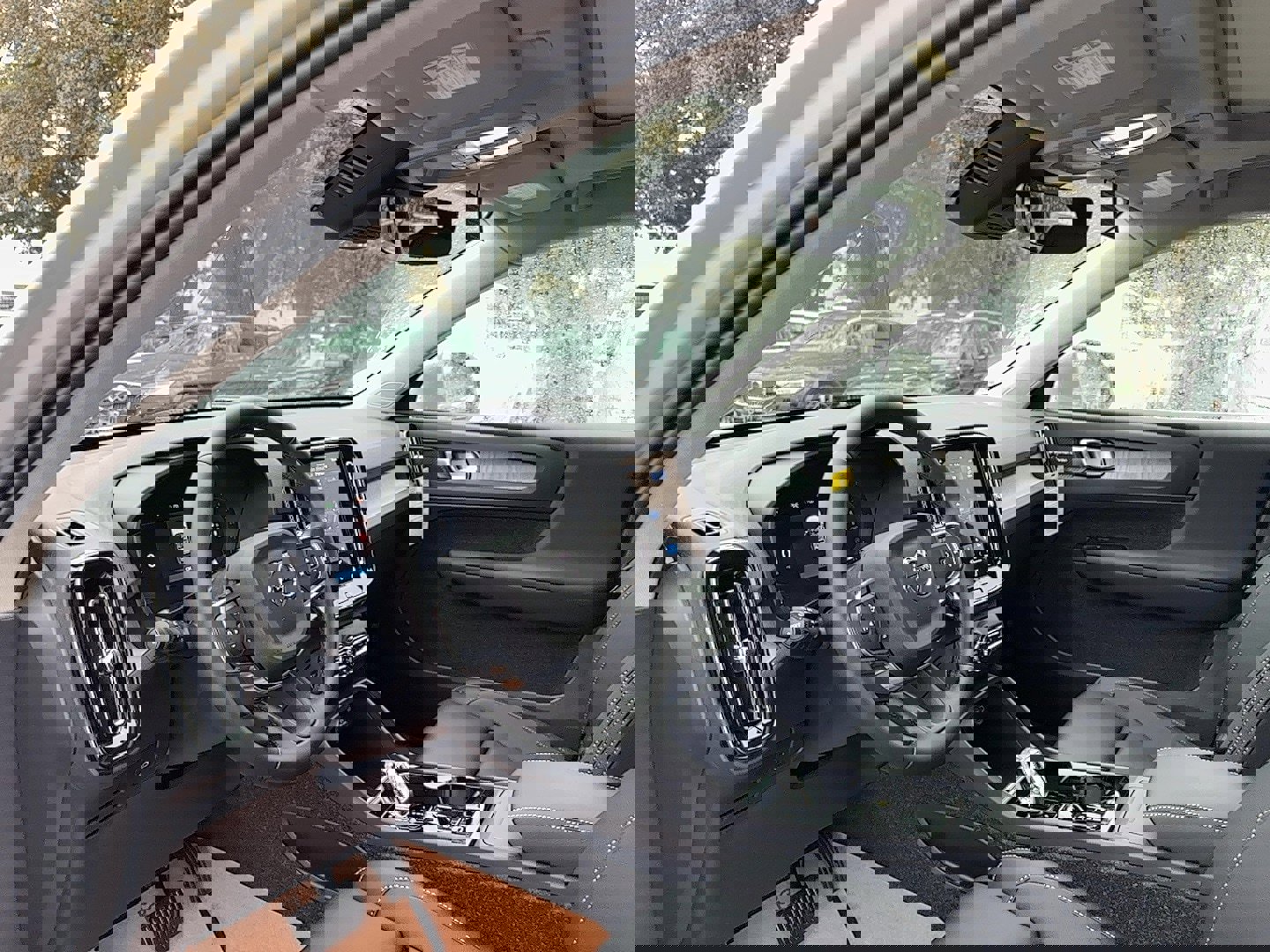 New 2025 Volvo XC40 B5 Ultra w/ Protection Package image 11