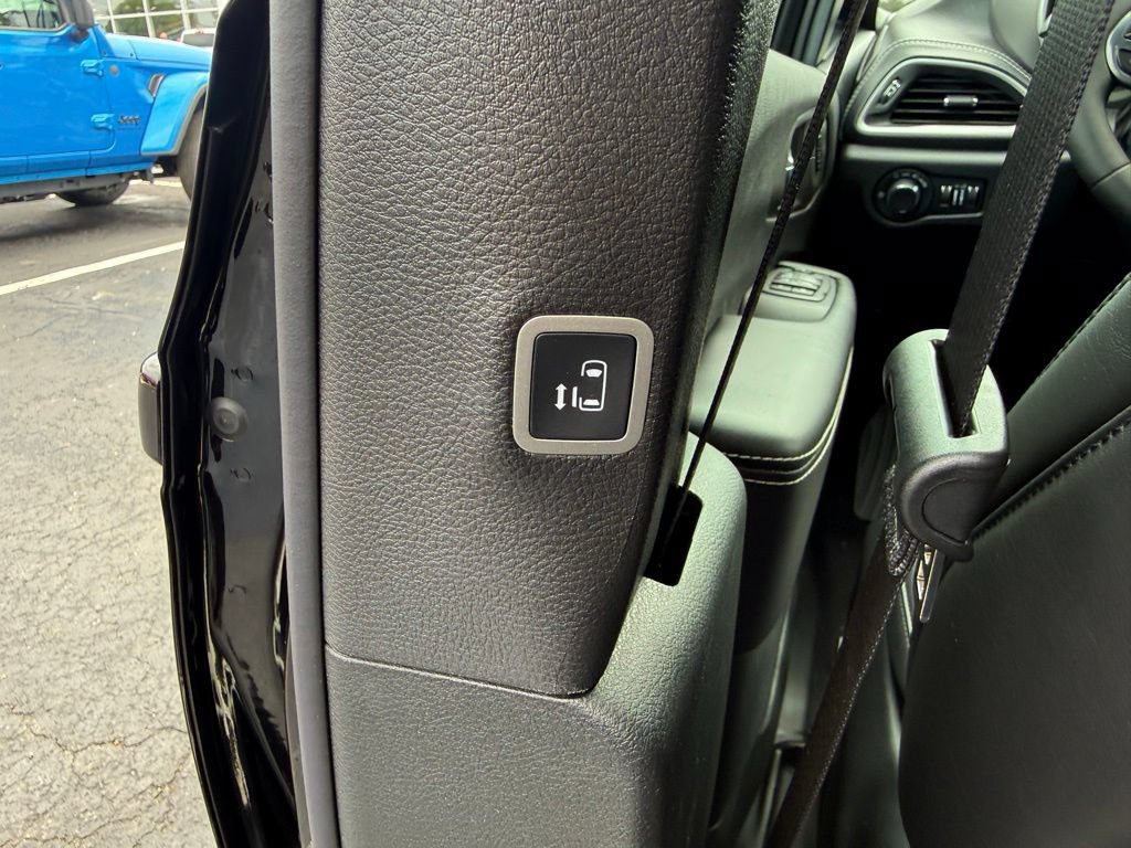 New 2027 Chrysler Pacifica Select FWD image 30