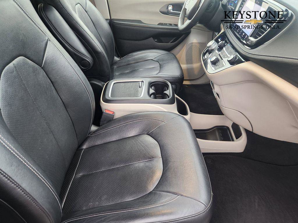 Used 2022 Chrysler Pacifica Touring-L image 15