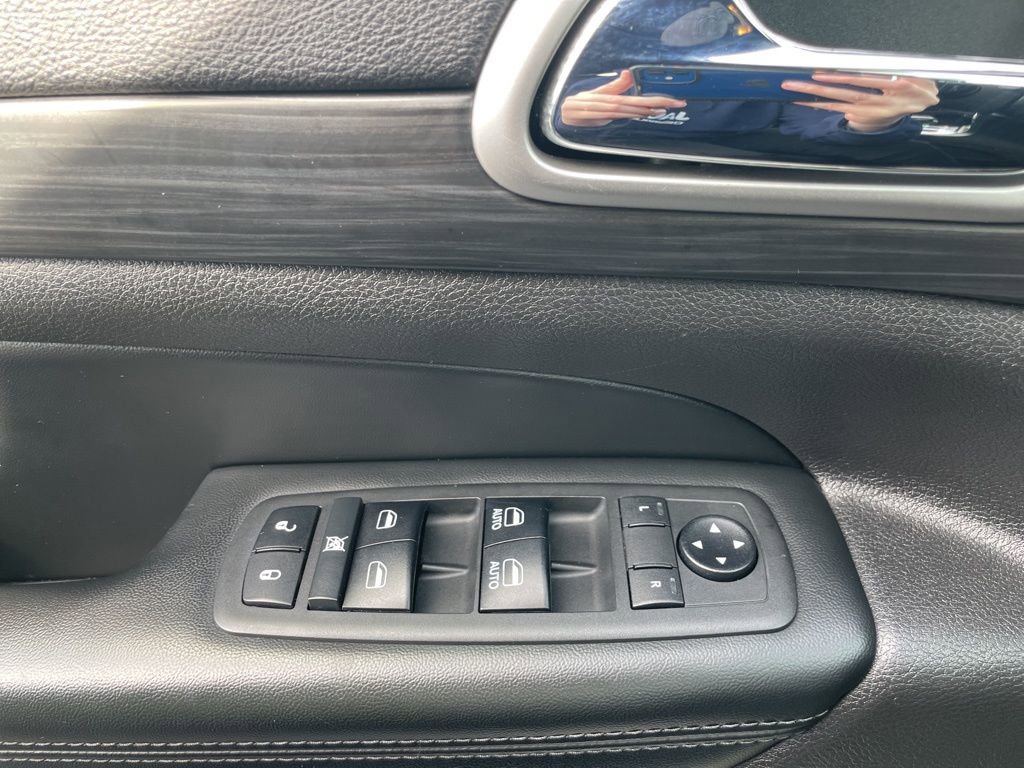 Used 2019 Jeep Grand Cherokee Laredo AWD/4WD image 26