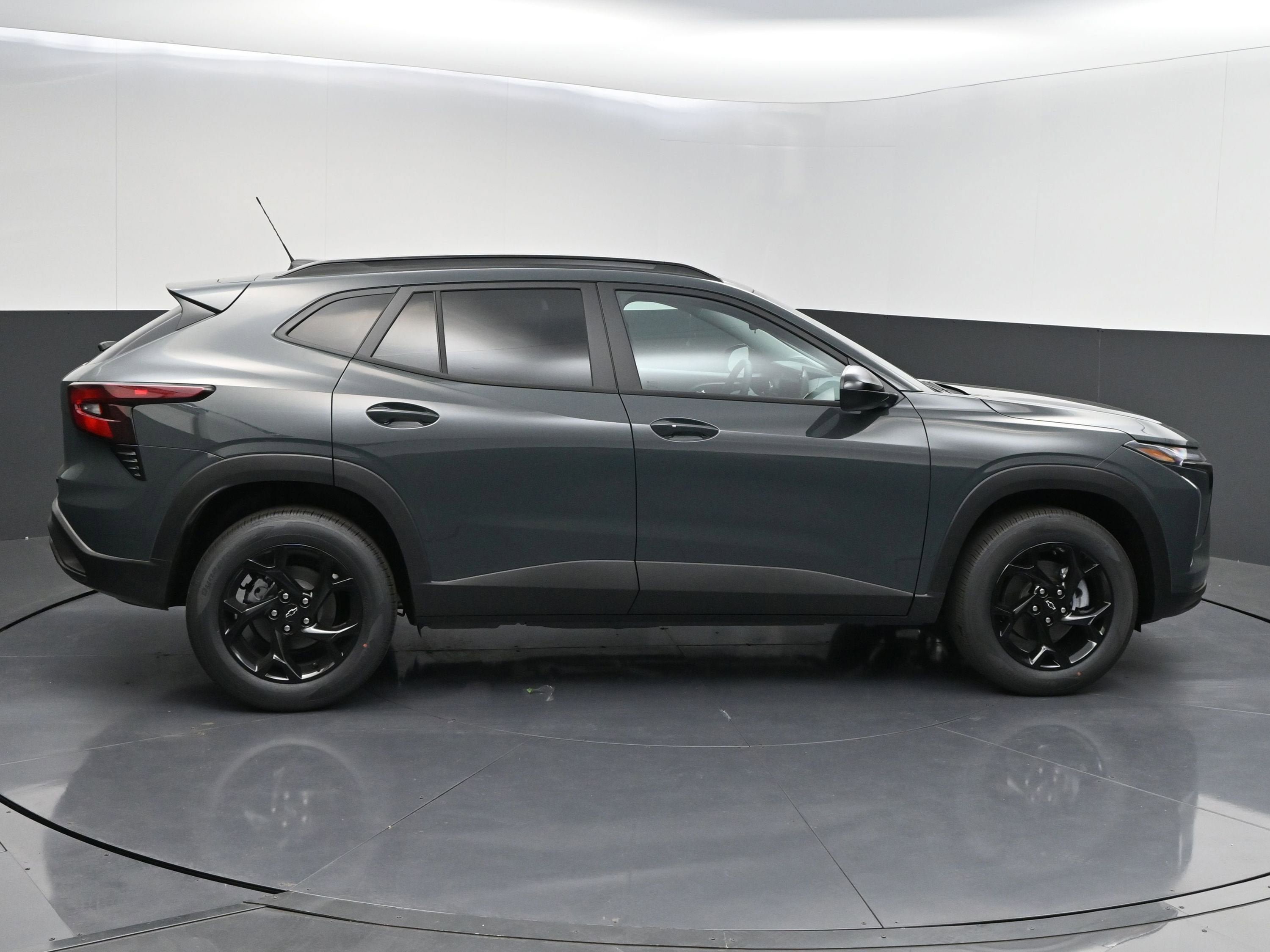 New 2026 Chevrolet Trax LT w/ Sunroof Package FWD image 8