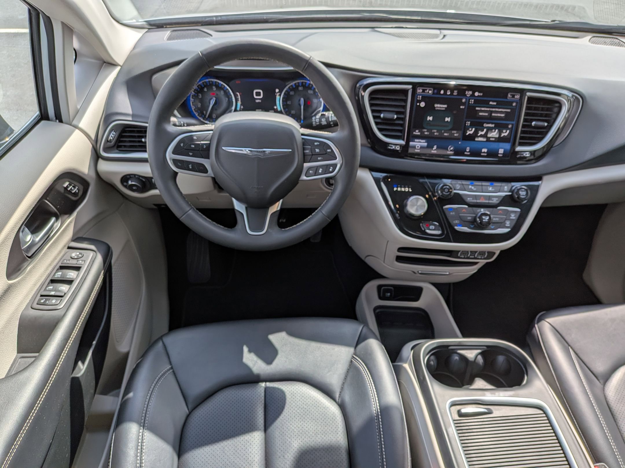 Used 2024 Chrysler Pacifica Touring-L image 29
