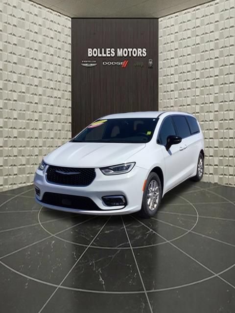 Certified 2025 Chrysler Pacifica Select FWD image 11