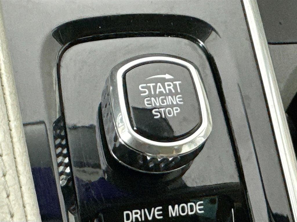 Used 2021 Volvo XC90 T6 Momentum image 19