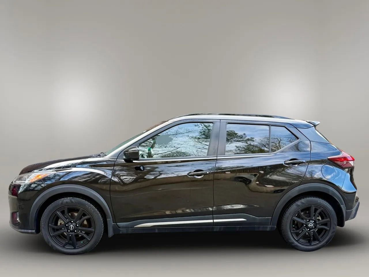 Used 2022 Nissan Kicks SR w/ Interior Electronics Package FWD image 2