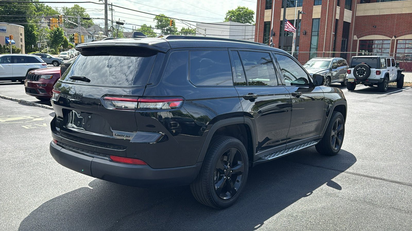 Certified 2025 Jeep Grand Cherokee L Limited w/ Black Appearance Package AWD/4WD image 8