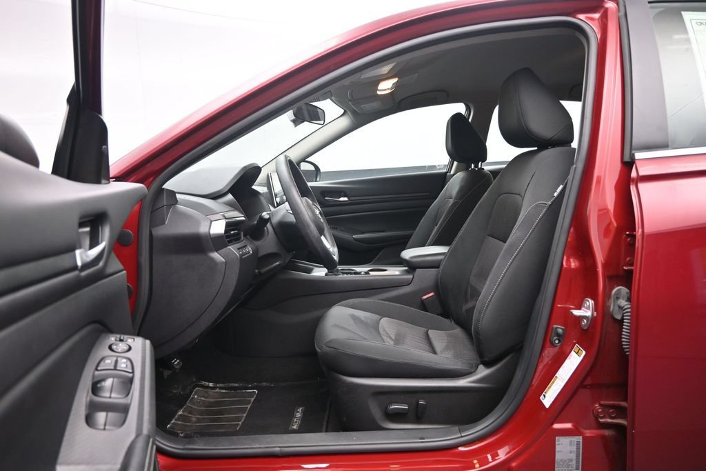 Used 2025 Nissan Altima 2.5 SV FWD image 21