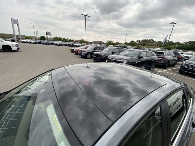 Used 2024 Volkswagen Jetta SE FWD image 3