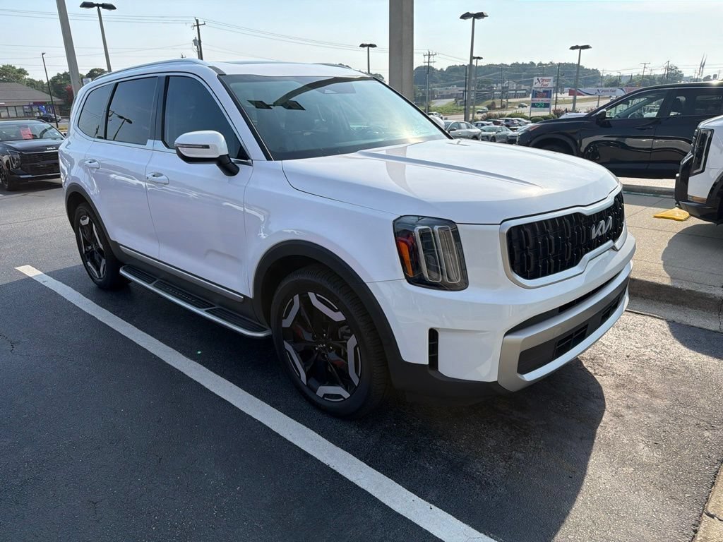 Certified 2023 Kia Telluride EX w/ EX Captain's Chair Package AWD/4WD image 3