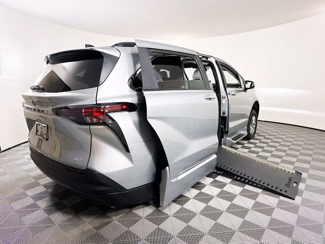 Used 2025 Toyota Sienna XLE w/ XLE Plus Package FWD image 22
