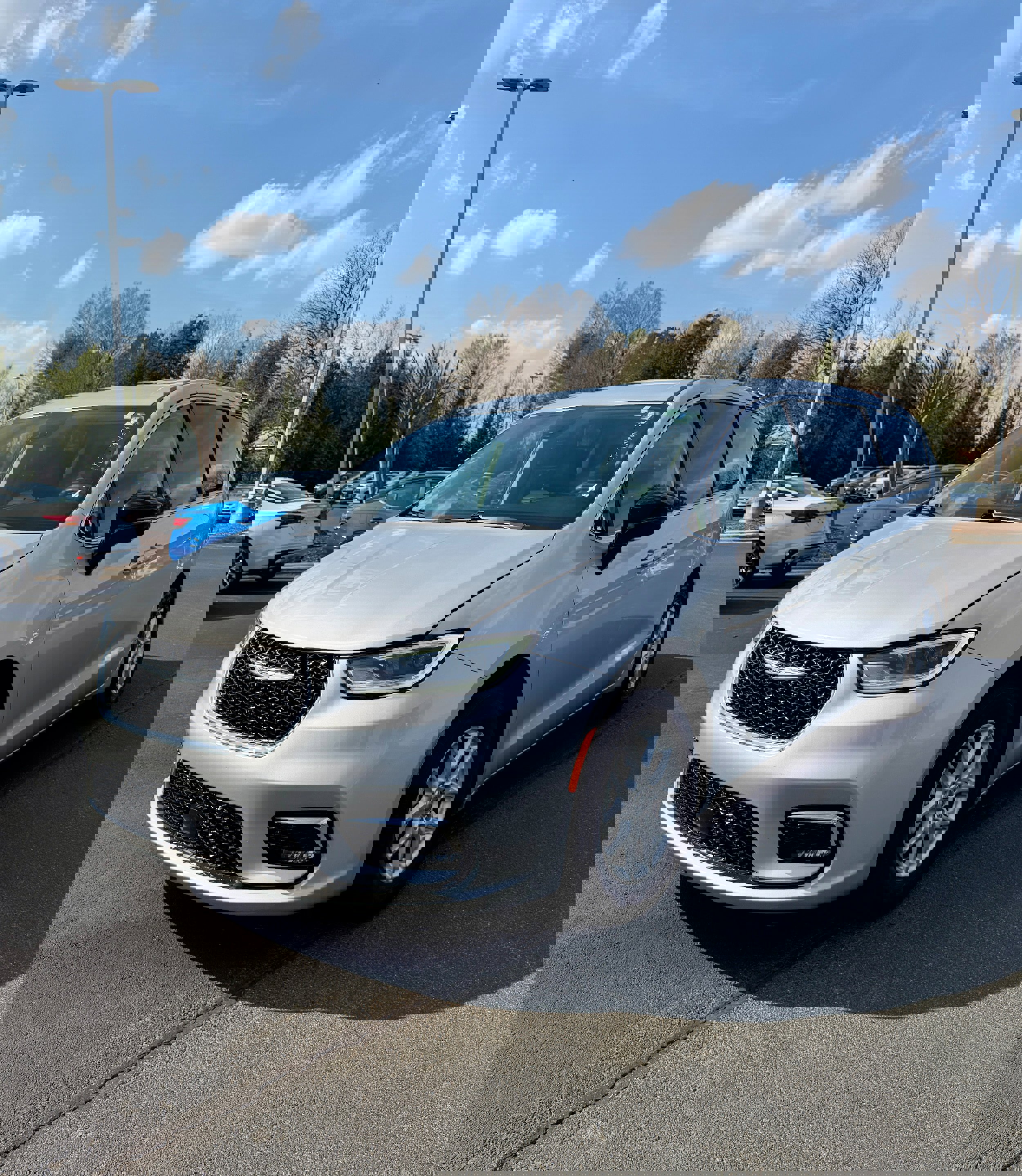 Used 2024 Chrysler Pacifica Touring-L image 2