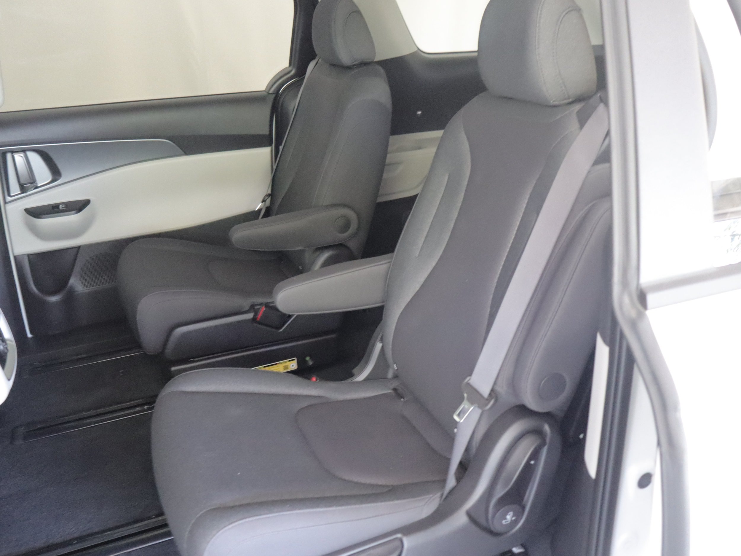 Used 2024 Kia Carnival LX FWD image 7