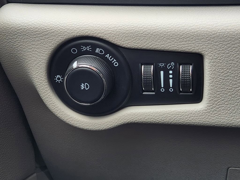 Used 2023 Chrysler Pacifica Touring-L image 23