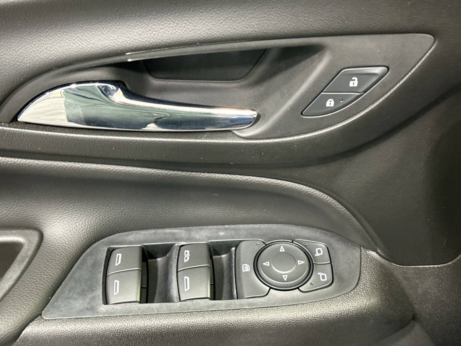 Used 2019 Chevrolet Equinox LT image 16