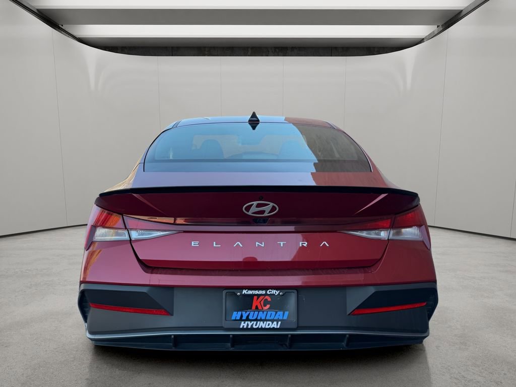 Used 2025 Hyundai Elantra Blue image 4