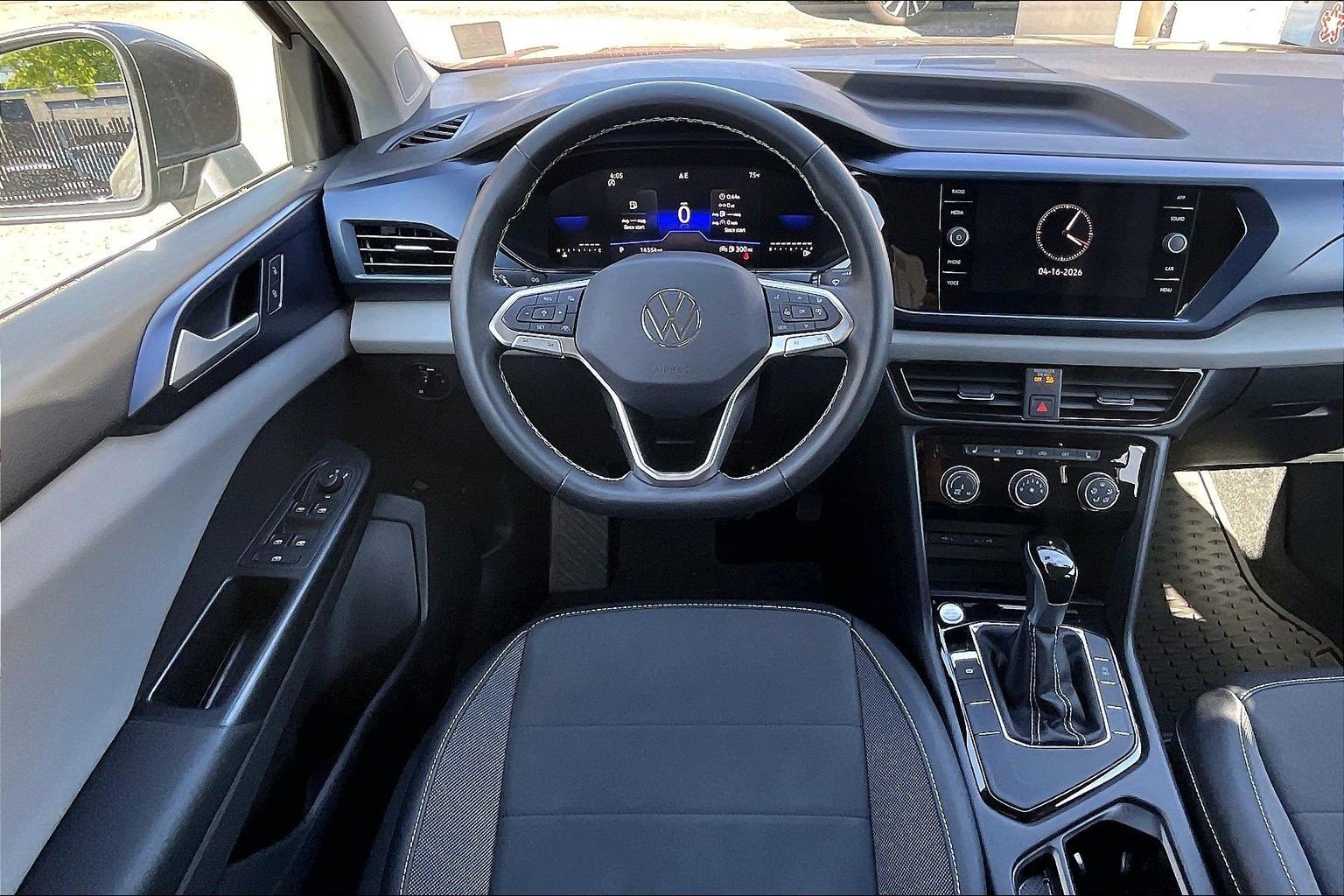Certified 2023 Volkswagen Taos SE w/ Black Wheel Package FWD image 4