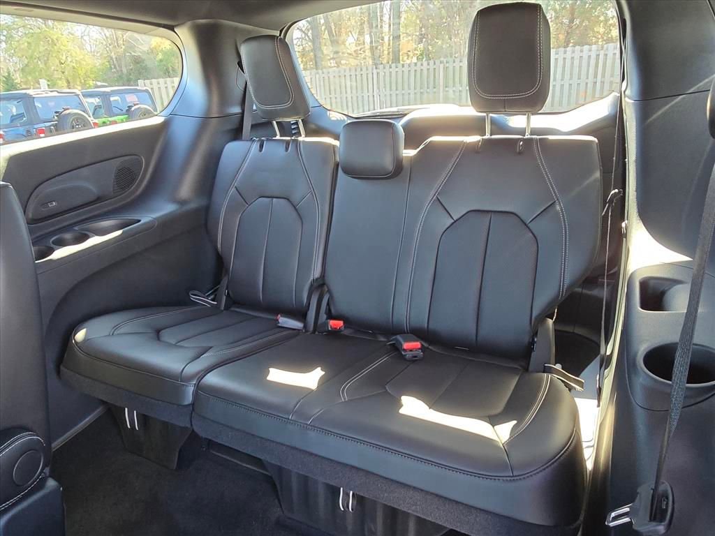 New 2026 Chrysler Pacifica Select FWD image 7