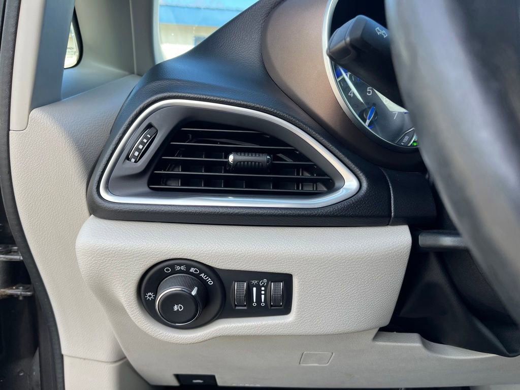 Used 2017 Chrysler Pacifica Touring-L Plus w/ Advanced Safetytec Group image 17