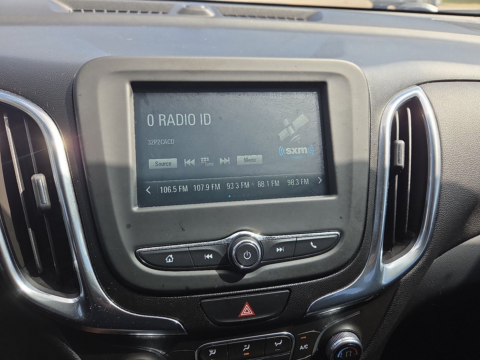 Used 2018 Chevrolet Equinox LT FWD image 16