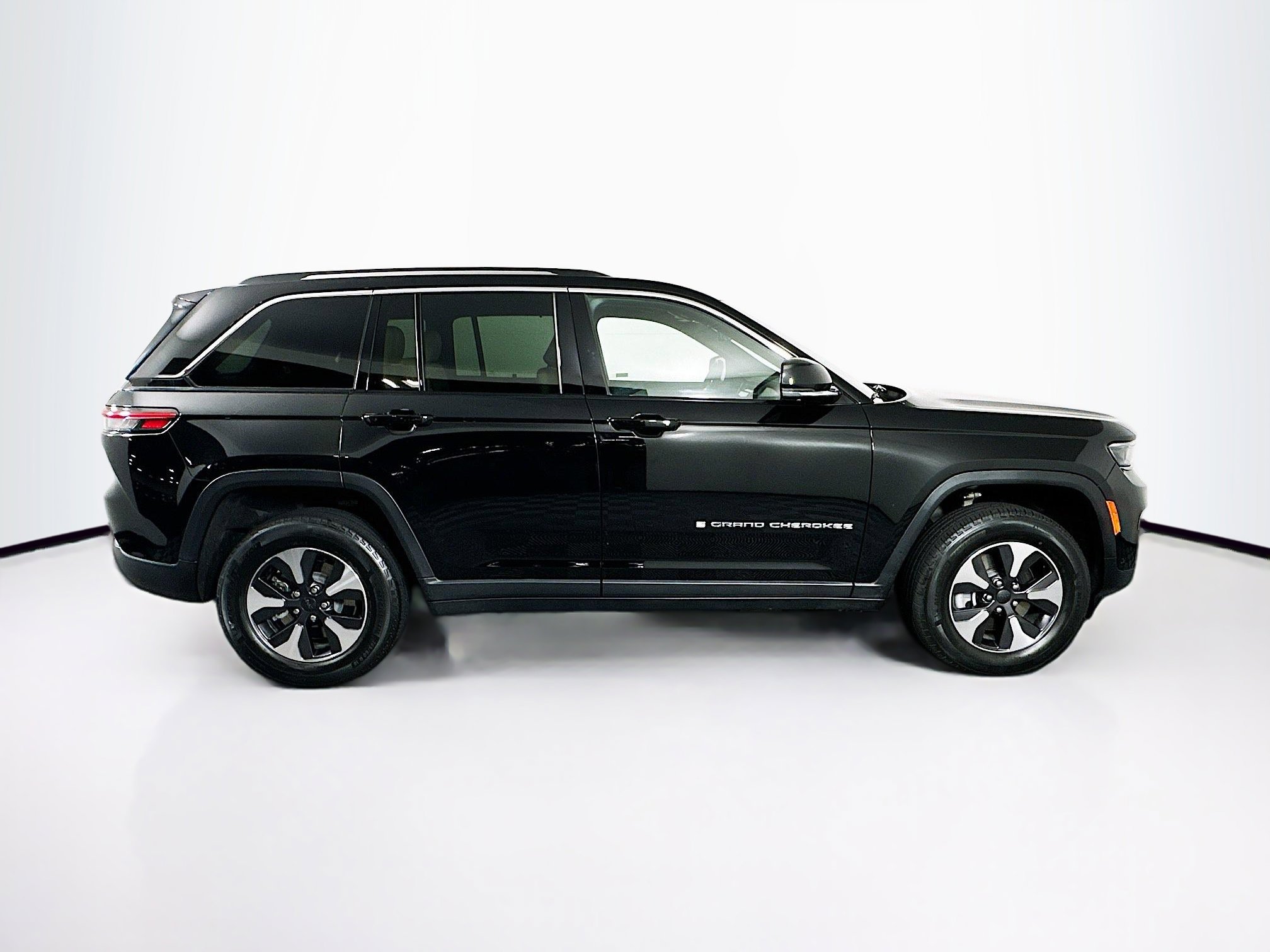 Used 2023 Jeep Grand Cherokee 4WD 4xe w/ Luxury Tech Group II image 10