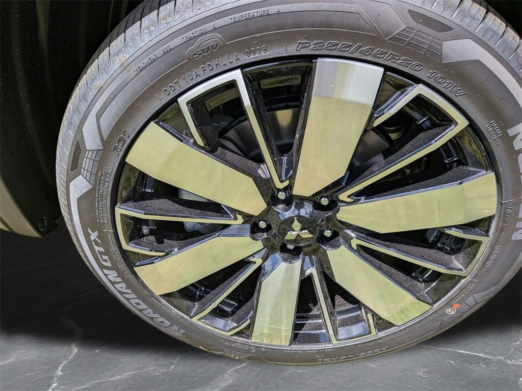 New 2025 Mitsubishi Outlander SE image 32