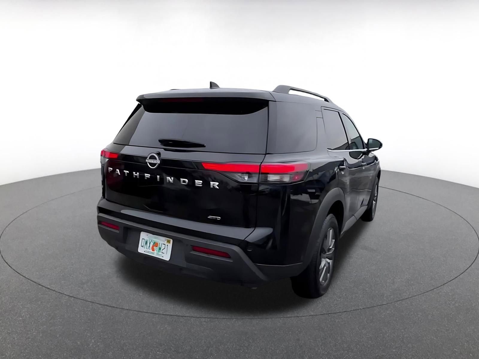 Used 2025 Nissan Pathfinder SV image 14