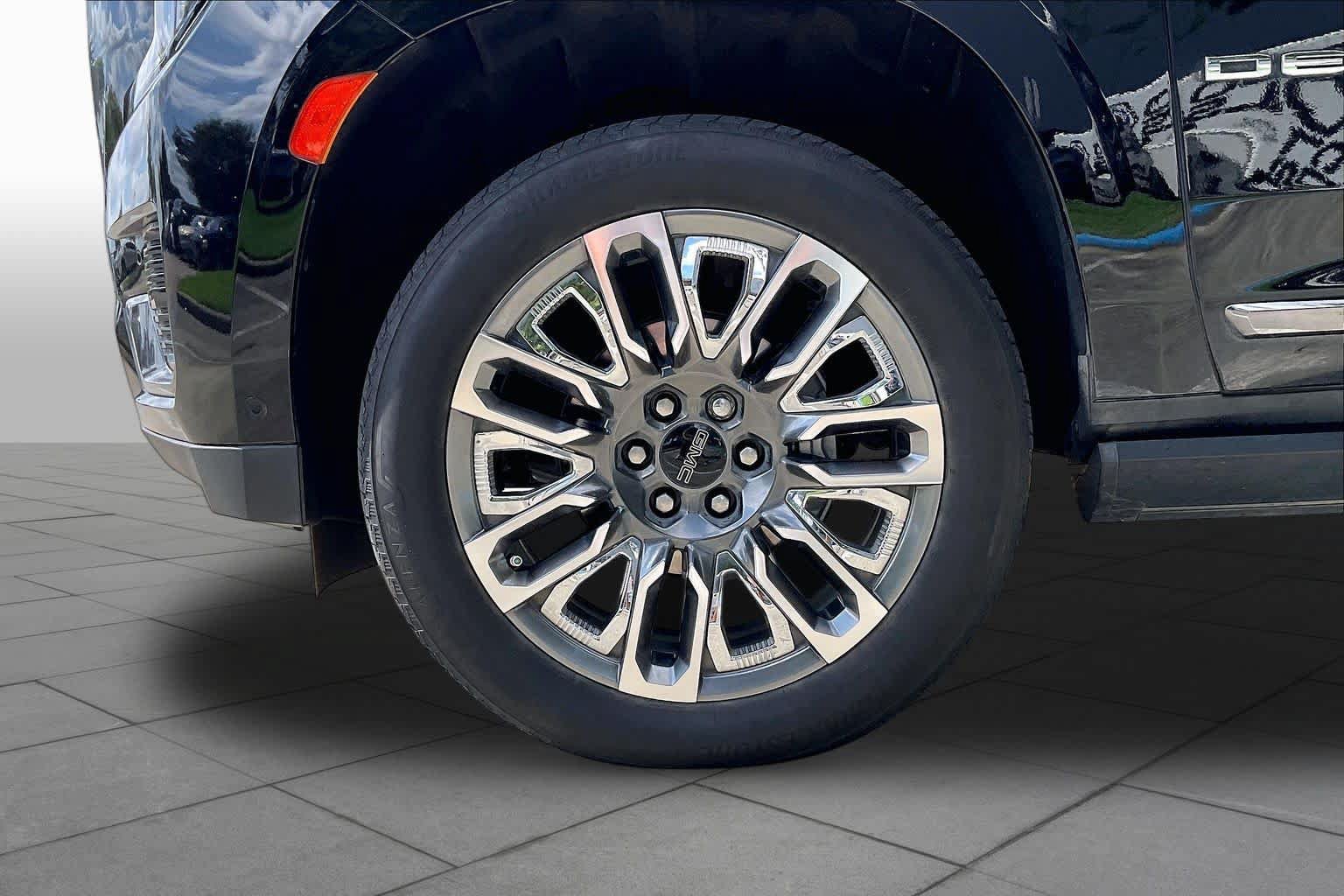 Used 2024 GMC Yukon Denali Ultimate AWD/4WD image 10