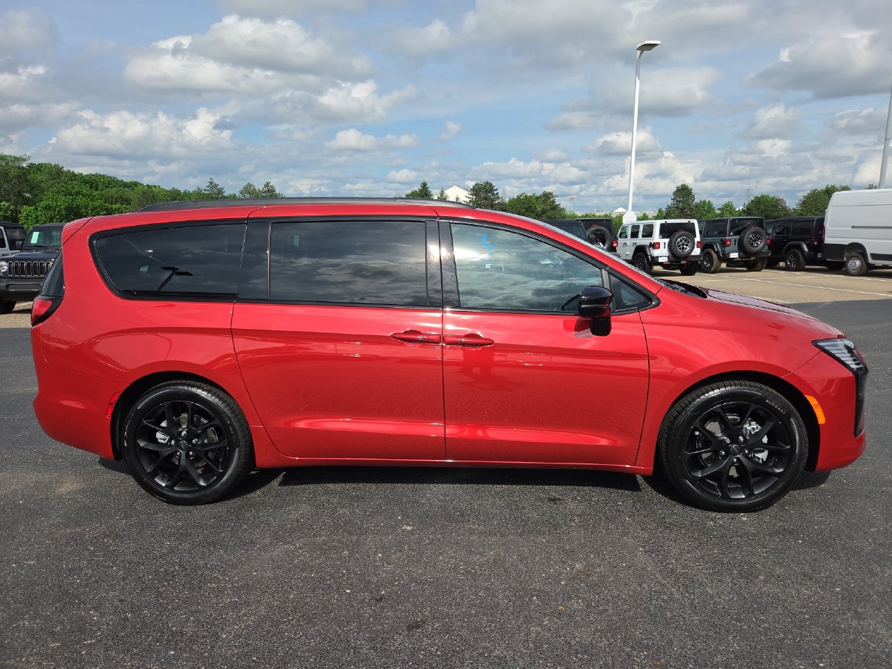 New 2027 Chrysler Pacifica Limited w/ Family Tech Group FWD image 8