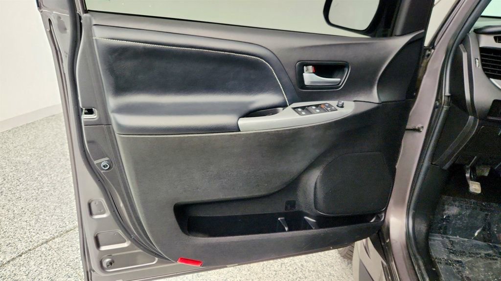Used 2017 Toyota Sienna SE Premium image 11