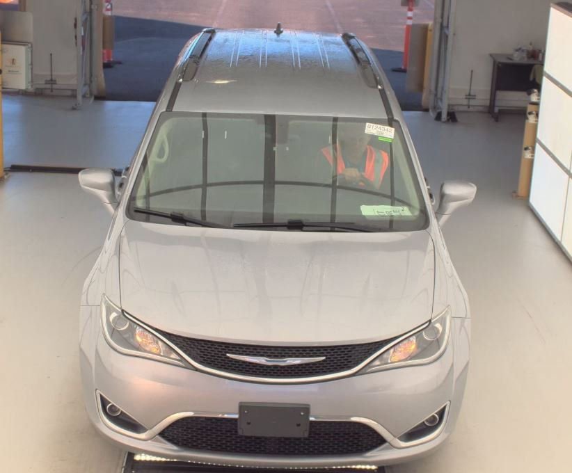 Used 2018 Chrysler Pacifica Touring-L FWD image 2