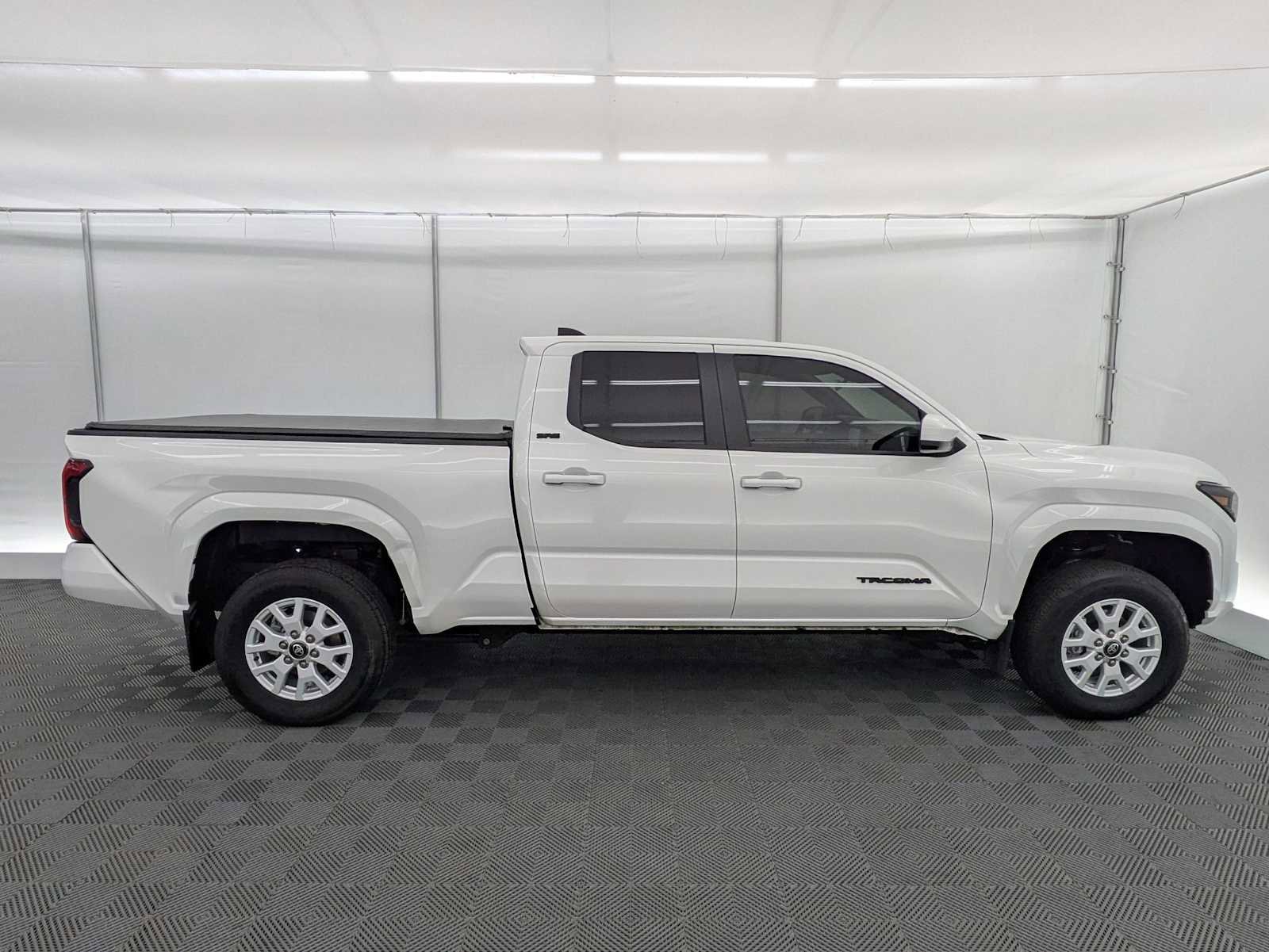 Used 2024 Toyota Tacoma SR5 AWD/4WD image 7