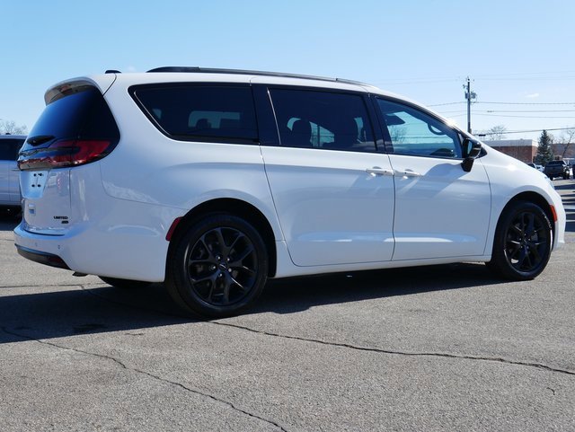 Used 2023 Chrysler Pacifica Limited w/ S Appearance Package image 6