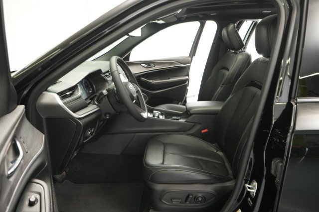 Used 2025 Jeep Grand Cherokee L Limited w/ Luxury Tech Group II AWD/4WD image 37