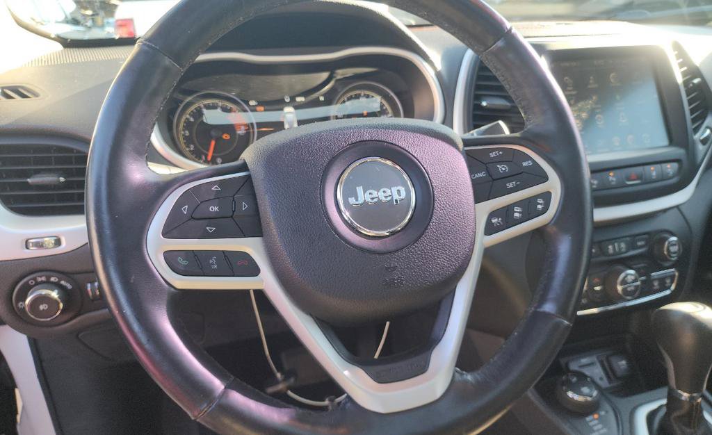 Used 2017 Jeep Cherokee Limited w/ Luxury Group AWD/4WD image 10