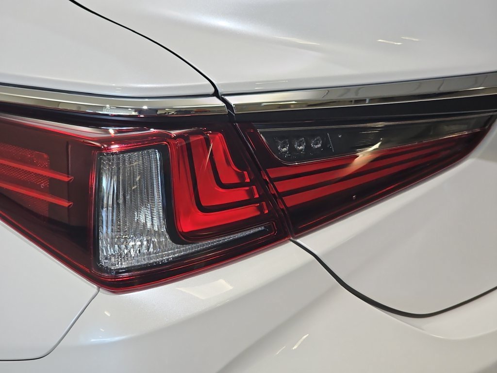 Certified 2025 Lexus ES 350 w/ Premium Package FWD image 32