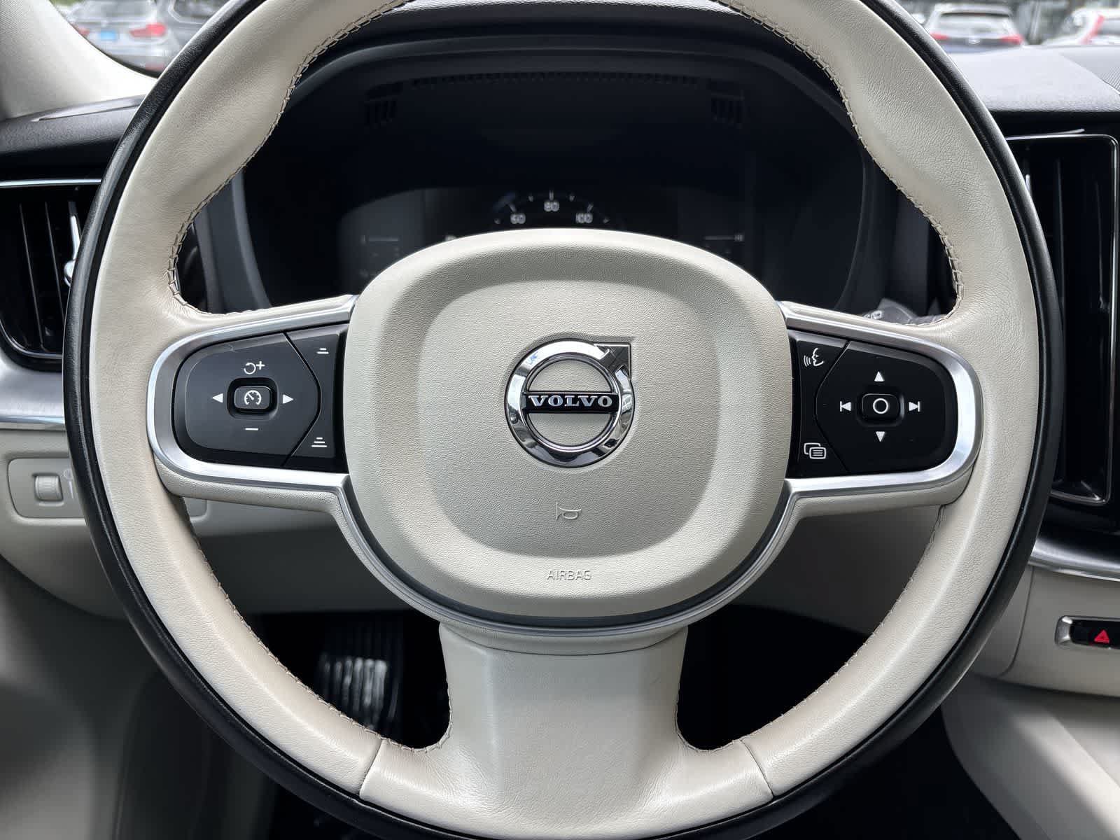 Used 2018 Volvo XC60 T5 Momentum w/ Convenience Package AWD/4WD image 10