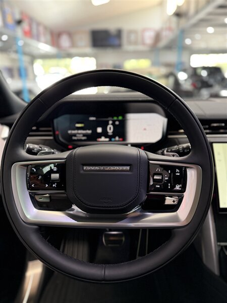 Used 2026 Land Rover Range Rover Long Wheelbase SE AWD/4WD image 12